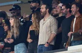 Taylor Swift junto a Ryan Reynolds y Hugh Jackman estuvieron en la tribuna en el juego entre Kansas City Chiefs y New York Jets en el MetLife Stadium.