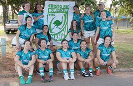 La delegación completa de Cristo Rey Rugby Club del seven femenino que se coronó campeón del Superfem en Villarrica, departamento de Guairá. Foto: @URP