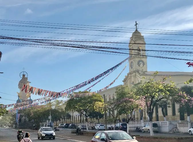 Una postal de Concepción: la catedral y la imagen de la Virgen.