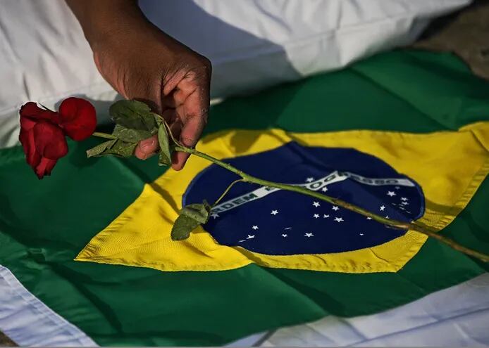 Brasil superó los 3.000 fallecidos diarios. Las muertes también se disparan en las cárceles.