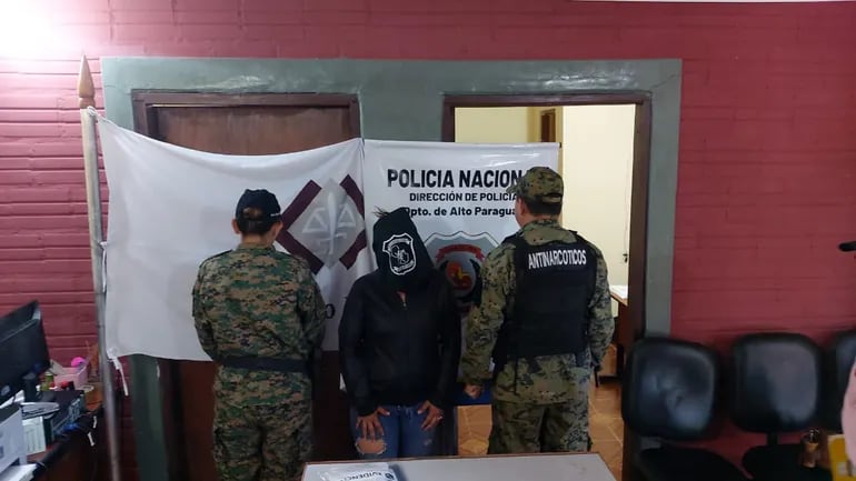 La mujer Ishir Tania Beatriz Risso de Romero (35), detenida en Bahia Negra con 80 moñitos de crak.