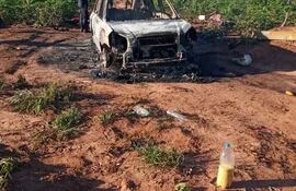 El vehículo incinerado por los atacantes durante esta tarde.