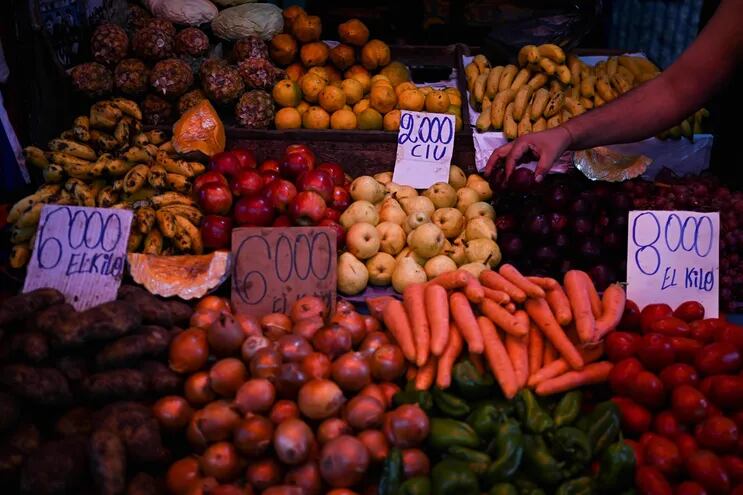 Frutas y vegetales en venta en el Mercado 4 de Asunción.