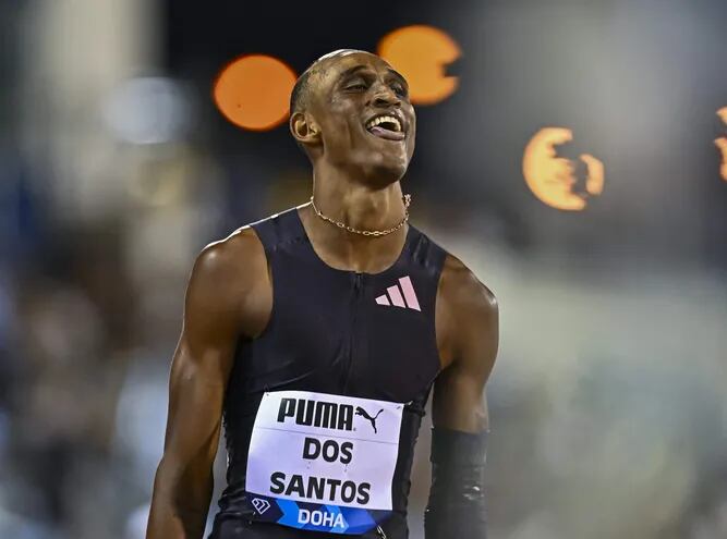 El brasileño Alison dos Santos celebra ganar la competición final masculina de 400 metros de obstáculos en la reunión de atletismo de la Liga Diamante de Doha, en Doha, Qatar.
