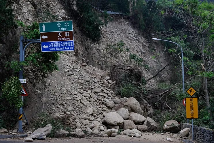 Rocas caídas y escombros bloquean el paso de un vehículo cerca del Parque Nacional Taroko, tras el terremoto del 03 de abril que azotó la isla, en Hualien, Taiwán.