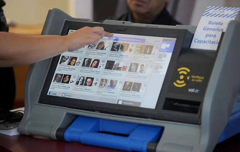 Una de las urnas electrónicas que se usarán para la votación en las municipales del 10 de octubre.