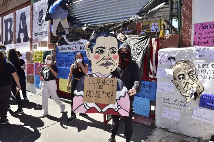 Estudiantes protestan con creativos carteles en el Instituto Superior de Bellas Artes, en contra de Hambre Cero y para exigir garantías a proyectos de Fonacide.
