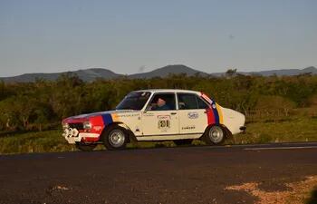 Jacques y Sergio Balansá fueron los ganadores el sábado de la general del Rally de Villarrica, cuarta fecha del Campeonato Nacional de Regularidad, al mando de un Peugeot 504.