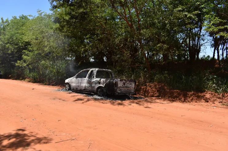 Camioneta Fiat Strada con chapa de Campo Grande - MS, Brasil, hallada incinerada a unos 500 metros de la línea internacional.