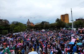 Numerosas personas se reúnen en la Plaza de la Democracia para protestar contra el Plan de Transformación Educativa del Ministerio de Educación.