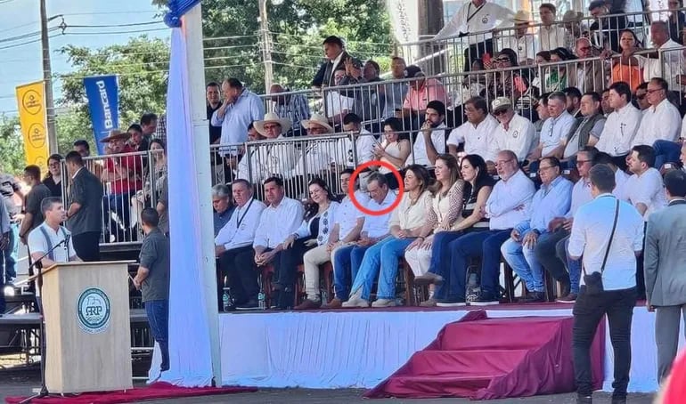 El presidente Santiago Peña (de pie) durante su discurso el viernes pasado en la Expo Canindeyú, mientras en la platea de autoridades lo observaba el diputado cartista Eulalio "Lalo" Gomes (en círculo).