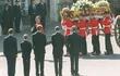 Fotografía de archivo del funeral de la princesa Diana de Gales, madre del príncipe Enrique.