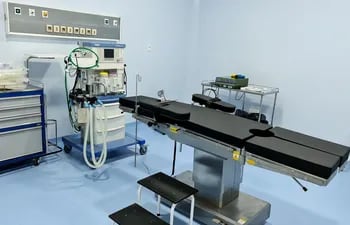 Equipamientos de una de las salas de cirugía del pabellón de trauma del hospital regional de Salto del Guairá.
