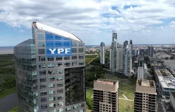 El presidente argentino, Javier Milei, proyecta crear un impuesto para pagar la indemnización por 16.000 millones de dólares que el pasado septiembre una corte federal de Nueva York ordenó que Argentina abonara al fondo buitre Burford Capital por la expropiación en 2012 de la petrolera YPF.