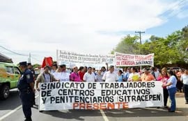 movilizacion-realizada-por-funcionarios-en-itaugua--222434000000-1509470.jpg