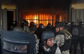 Fuerzas de seguridad de la FOPE frente al penal de Tacumbú durante el último motín.