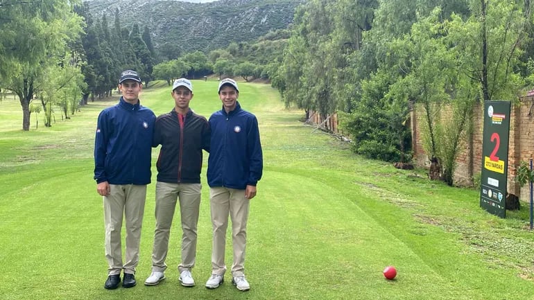 Los compatriotas Matías Koropeski, Benjamín Fernández y Erich Fortlage, que lideran por equipos el Sudamericano de Golf Juvenil en Cochabamba, Bolivia.