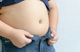 Niños y adolescentes en Paraguay están en la mira de salud, por el aumento sostenido de casos con sobrepeso y obesidad. (Imagen ilustrativa).