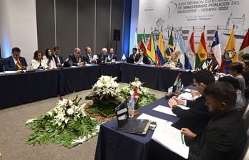 Los fiscales generales de 10 países de la región y sus respectivas comitivas. La presidencia de esta reunión estuvo a cargo de la fiscala Sandra Quiñónez, de Paraguay.