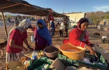 Mujeres indígenas de la Etnia Seris preparan sus alimentos el 8 de agosto de 2022, en la comunidad Punta Chueca, del estado de Sonora (México).