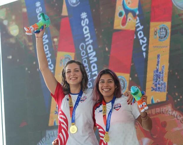 Las compatriotas Erika Mongelós (26 años) y Michelle Valiente (25) colocaron la bandera nacional en lo más alto de Santa Marta con la conquista del oro en vóley, presea histórica para la dupla que llegará afinada al Panamericano de Santiago.