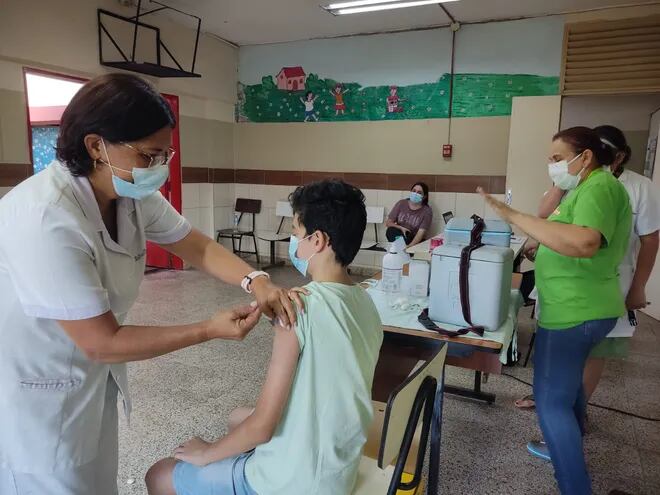 El Hospital de Clínicas continúa con la campaña de inmunización hasta la fecha ya vacunó a más de 4000 personas.