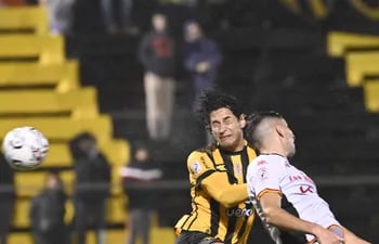 Adrián Alcaraz conecta de cabeza sin precisión, luego que el balón pasó de Matías Valenti.