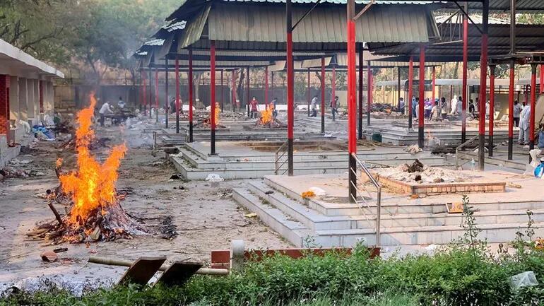 Un crematorio indio de Nueva Delhi con decenas de piras funerarias en las que son incineradas las víctimas de la covid-19.