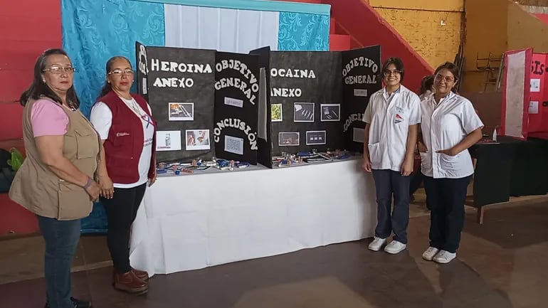 Estudiantes de la especialidad de Técnico en Salud del Colegio Nacional Fernando de la Mora expusieron sobre enfermedades de transmisión sexual y drogadicción.