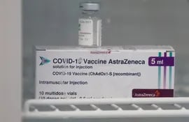 Foto de un vial de la vacuna AstraZeneca COVID-19.