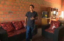 Froilán Benega recibió a un equipo de ABC TV y alegremente mostró el interior de su vivienda.