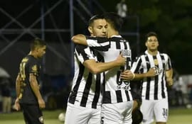 Sebastián Ferreira y Lorenzo Melgarejo festejan tras el segundo gol de Libertad