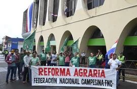 Dirigentes y seguidores de la Federación Nacional Campesina (FNC), este lunes, frente al local del MAG, en Yegros, entre Cerro Corá y 25 de Mayo.