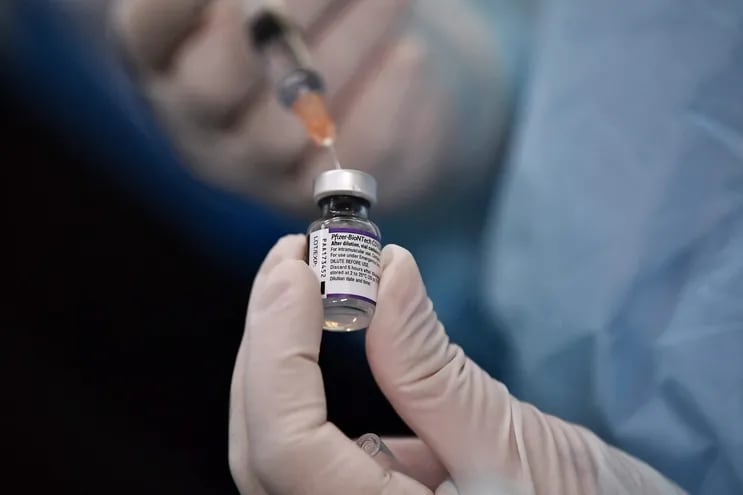 Un trabajador sanitario prepara una dosis de la vacuna Pfizer contra el Covid-19.