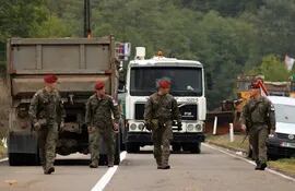Personal de mantenimiento de la paz de la OTAN patrulla la zona cercana al cruce fronterizo entre Kosovo y Serbia, en Jarinje, Kosovo