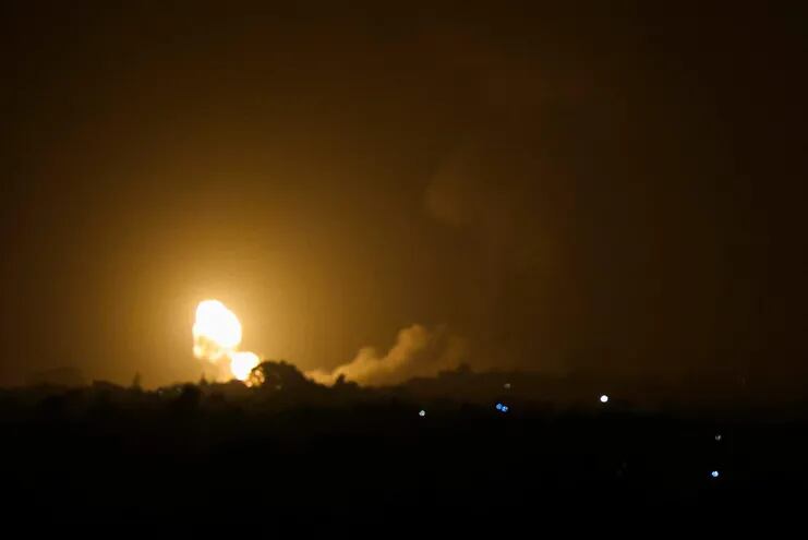 Fuerzas isralíes responden con lanzamiento de cohetes a los ataques desde Gaza. (AFP)