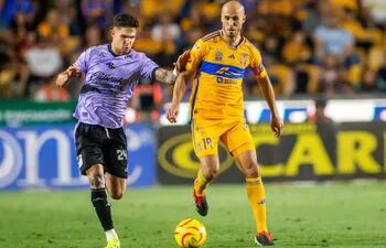 Mazatlan's Paraguayan forward Luis Amarilla (L) and Tigres' Argentine midfielder Guido Pizarro fight for the ball during the Mexican Clausura 2024 football tournament match between Tigres and Mazatlan at the Universitario stadium in Monterrey, Mexico, on March 16, 2024. (Photo by Julio Cesar AGUILAR / AFP)