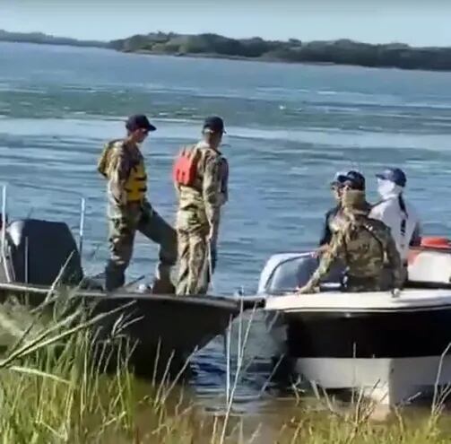 Oficiales de la armada aseguran que cruzaron para rescatar a un personal que prácticamente fue "secuestrado" por una embarcación de ciudadanos argentinos.