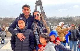 ¡Juntos en París! Iván Torres con sus hijos Elías, Emmanuel y Piero, y su prometida Stephanie Ríos.