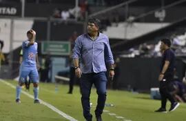 Roberto Torres, técnico de Resistencia, en el partido contra Libertad en La Huerta por la undécima fecha del torneo Apertura paraguayo.