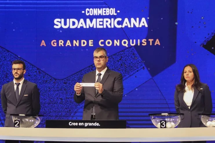 El director de competiciones de clubes de la Conmebol, Fred Nantes (c), participa en el sorteo de la fase de grupos de la Copa Sudamericana, en la sede de la Conmebol, en Luque.