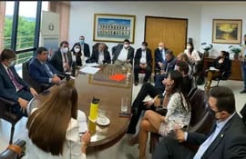 El vicepresidente de la República, Hugo Velázquez y el ministro de Hacienda, Óscar Llamosas, estuvieron ayer antes de la sesión de Diputados para pedir que no se recorten los fondos del FEEI.