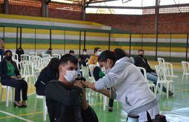 Continua la aplicación de la vacuna Pfizer en el polideportivo municipal de San Juan Bautista, Misiones.