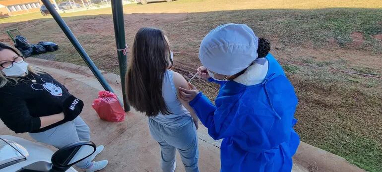 Los adolescentes reciben la vacuna en el Polideportivo municipal de San Juan Bautista Misiones.