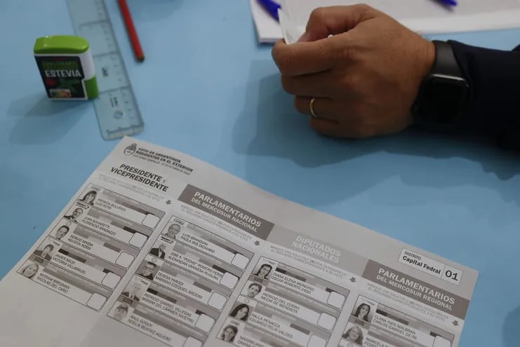 Boletines de voto de las elecciones argentinas para presidente, vicepresidentes y parlamentarios.