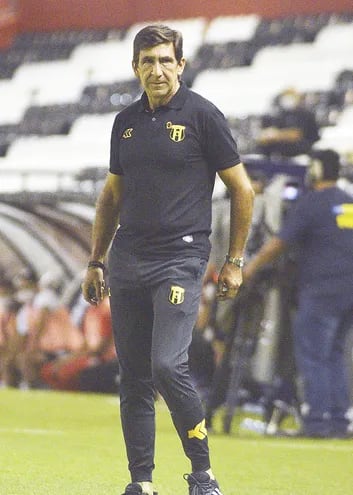 El argentino Gustavo Costas, entrenador del equipo de Guaraní.