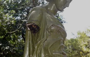La estatua "La Primavera" se muestra sin brazo y el hueco funciona como nido de abejas. Es una de las seis piezas que se sitúan en la plaza hace 111 años. Tanto las obras como el sitio verde son patrimonio histórico nacional, pero nadie los cuida.