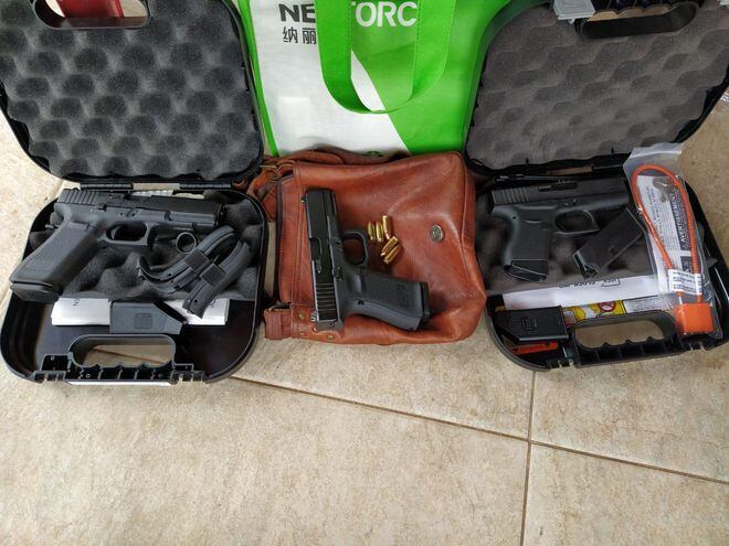 Armas de fuego incautadas en la casa de los detenidos.