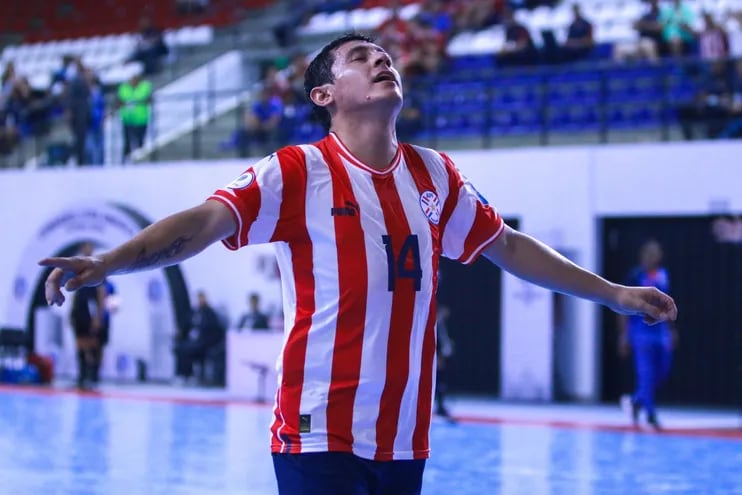 Jorge Espinoza festeja su gol que abrió el camino del triunfo de Paraguay ante Ecuador en el arranque de la Copa América.