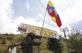 Guerrilleros de las disidencias de las FARC hacen presencia en el lugar donde se lleva a cabo la liberación del soldado Juan David Estrada, hoy, en Tacueyó, zona del Cauca (Colombia).